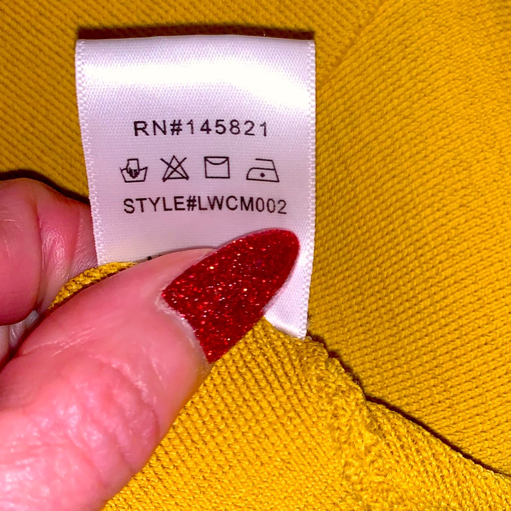 3/$15 LISTICLE🌹 GOLD SLEEVELESS BANDAGE SWEATER. GREAT CONDITION! - Picture 5 of 10